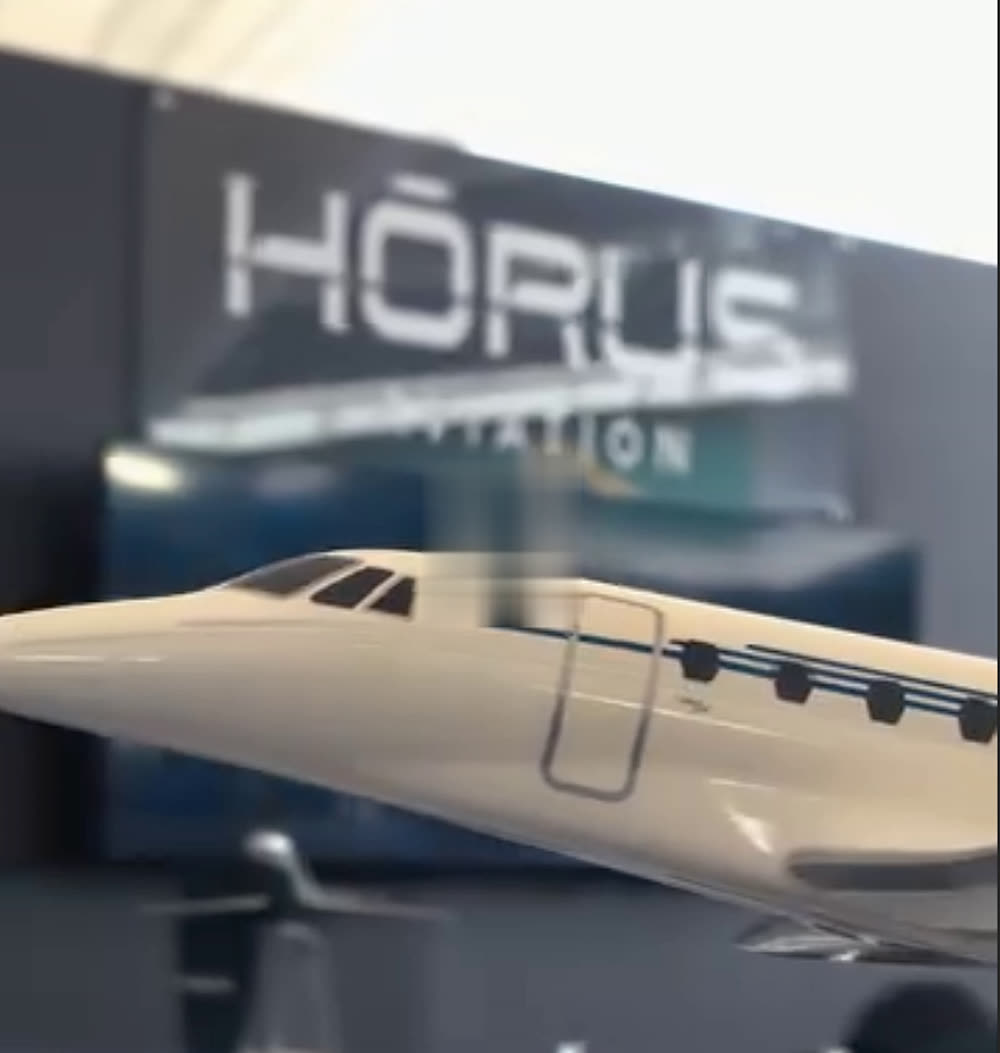 Estande da Hōrus Aviation com maquete de jato
