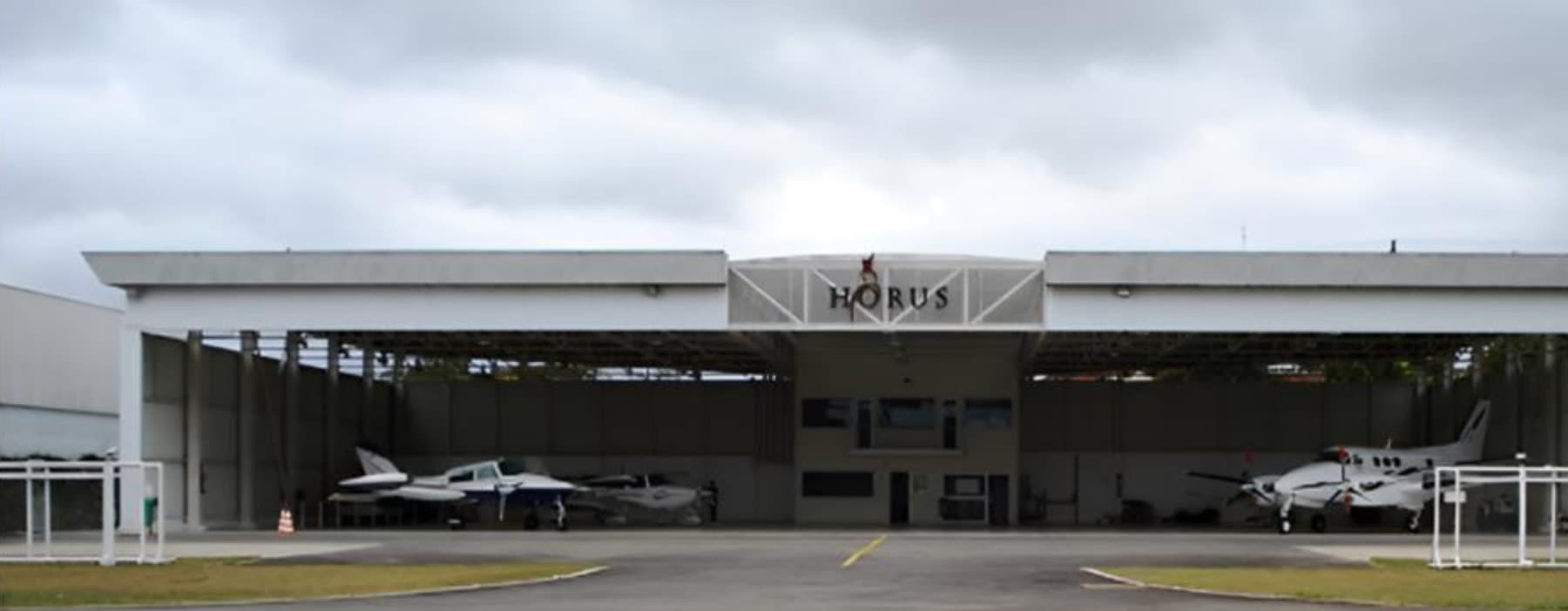 Fachada do hangar Hōrus em Juiz de Fora com aeronaves estacionadas